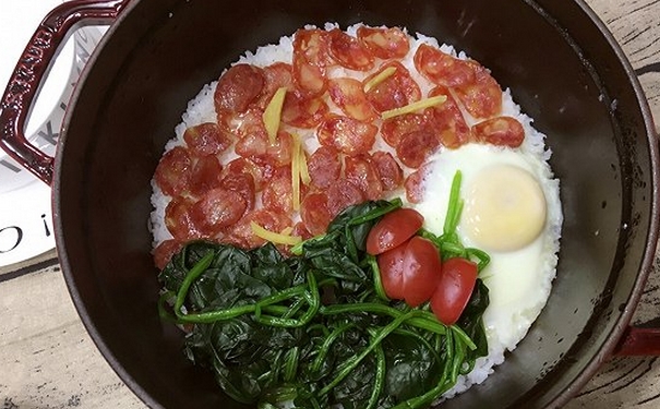 腊肉煲仔饭怎么做？腊肉煲仔饭的做法(1)