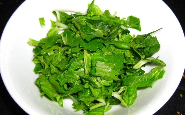 预防高血压吃什么食物？芹菜叶能降压吗？(1)