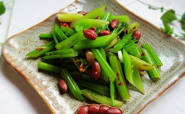 吃芹菜有哪些功效？吃芹菜的好处与坏处(1)