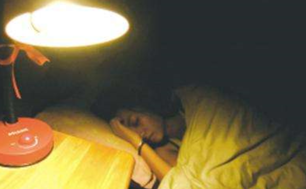 开灯睡觉会患乳腺癌吗？熬夜会导致女性患乳腺癌吗？[图]