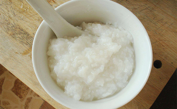 治疗口腔溃疡有哪些偏方呢？口腔溃疡吃什么可以缓解？[