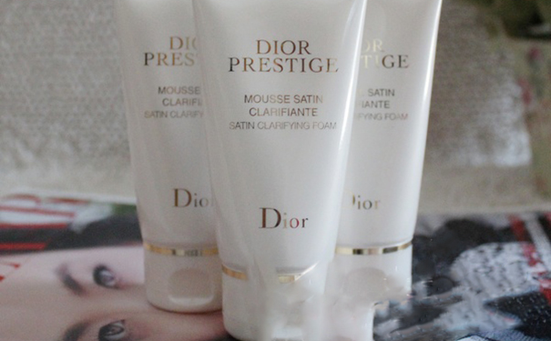 皮肤干燥用什么洗面奶比较好？哪款洗面奶洗完脸不干？(1)