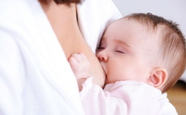 宝宝母乳吃不饱的表现有哪些？母乳喂养吃不饱是什么症状？(1)
