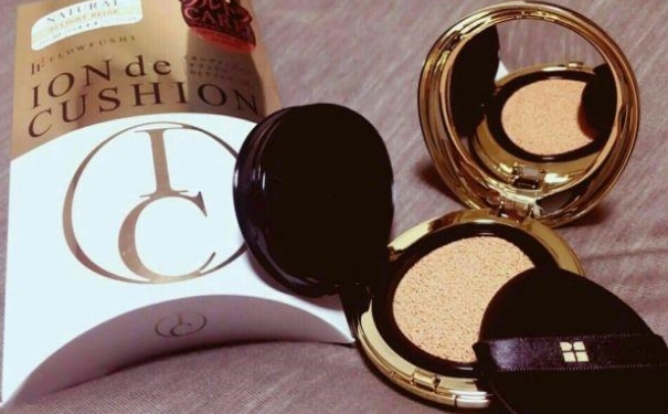 flowfushi气垫粉色和金色哪个好？(1)