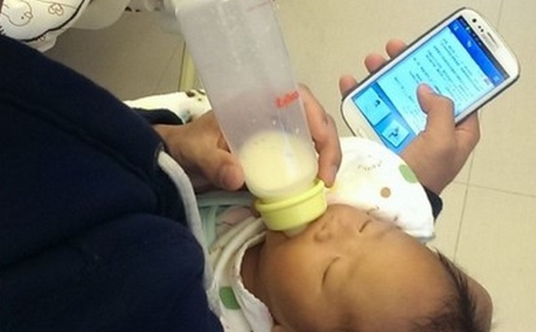 哺乳期喂奶玩手机好吗？喂奶玩手机对宝宝有影响吗？(1)