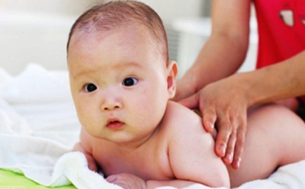 婴儿屁股上有个硬疙瘩是什么原因？婴儿屁股有硬块怎么