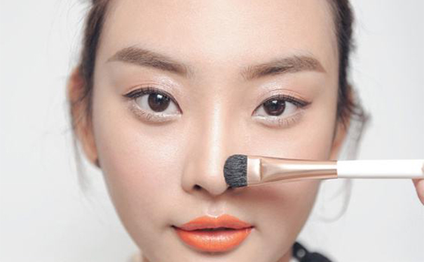 化妆怎么修饰鼻梁？化妆鼻子处怎么打阴影？(1)