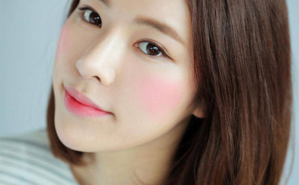 上粉底怎么避免涂厚？底妆上粉底怎么控制量？(1)