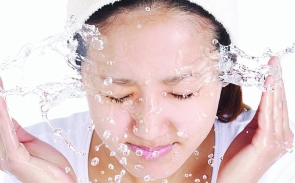 女性洗脸要注意什么？女性洗脸的注意事项(1)