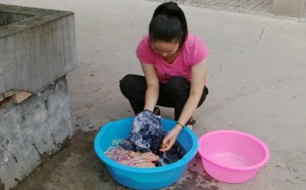 掉色的衣服怎么样使它不掉色？掉色的衣服如何不让它掉颜色？(1)