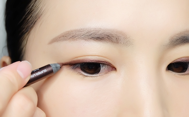 内眼线和外眼线哪个好看？内眼线和外眼线的区别(1)