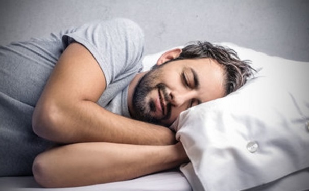 男人晚上睡觉出虚汗是怎么回事？男人晚上睡觉出汗什么原因？(1)