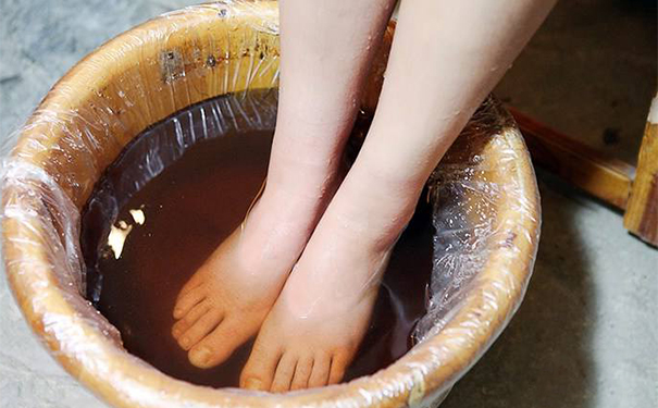 泡脚对身体有哪些好处？泡脚会有什么功效作用？(1)