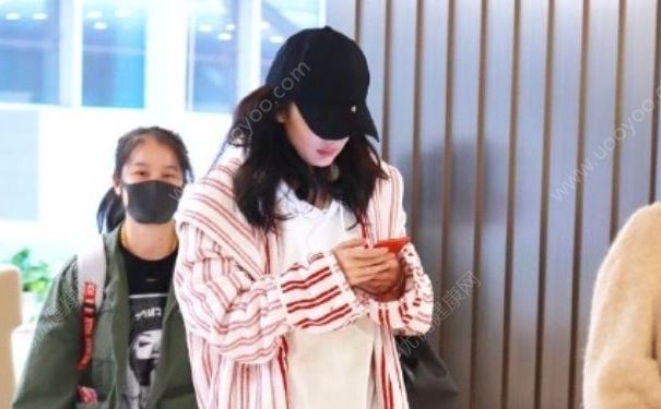 杨幂短裙现身机场，穿短裙怎么防止走光？(4)