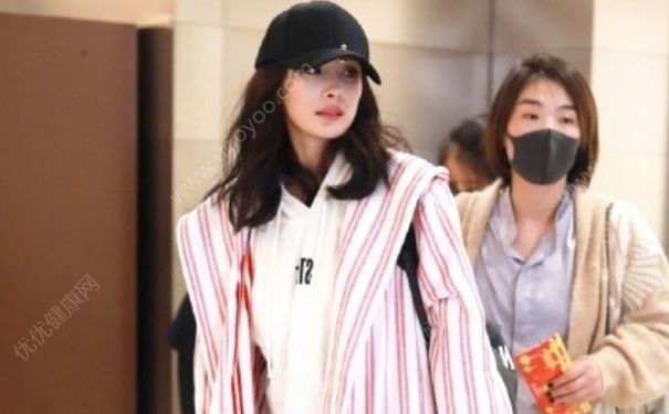 杨幂短裙现身机场，穿短裙怎么防止走光？(2)