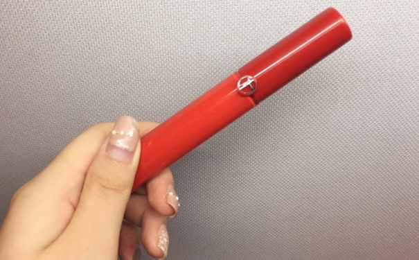 阿玛尼红管怎么涂好看？阿玛尼红管唇釉用法(1)