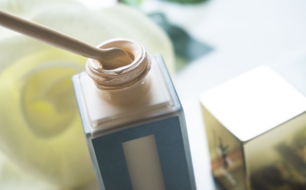 ysl羽毛粉底液和impress粉霜哪个好？(1)