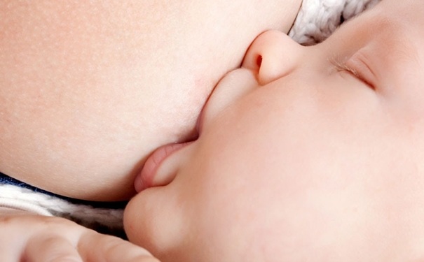 哺乳期喂奶疼怎么办？喂奶乳房疼痛怎么回事？(1)
