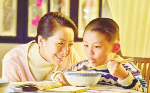 安检员阻止小孩吃零食被女子掌掴，小孩吃零食的危害有哪些？(4)
