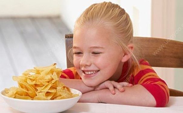 安检员阻止小孩吃零食被女子掌掴，小孩吃零食的危害有哪些？(3)