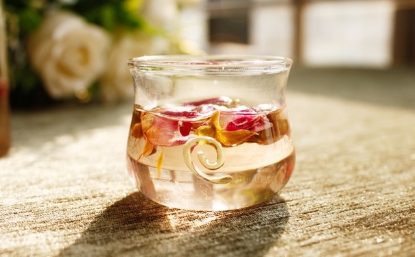 牛奶玫瑰花茶的做法是怎样的？牛奶玫瑰花茶怎么做？(1)