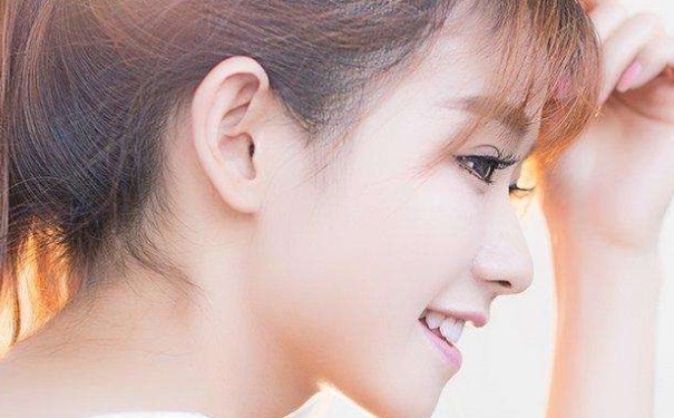 嘴唇干裂脱皮是怎么回事？护唇小秘诀(1)