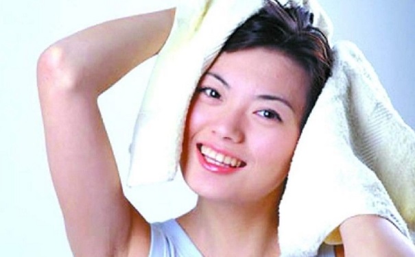女性经期例假可以洗头么？经期洗头有哪些伤害？(1)