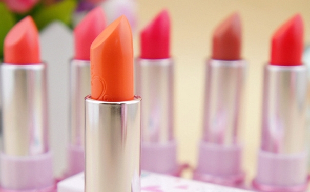 爱丽小屋唇膏好不好？爱丽小屋唇膏试色(1)