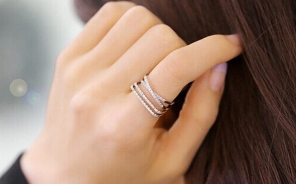 手脱皮怎么治疗？手脱皮的原因是什么？[图]