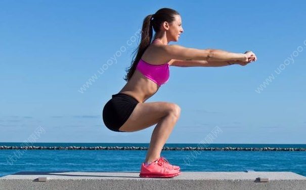 女性怎么练习深蹲减肥？做深蹲的时候要注意什么？(1)