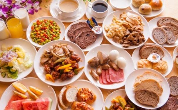 老人饿了两天阳台呼救，很饿后该怎么处理？(2)