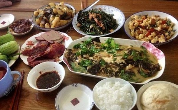 老人饿了两天阳台呼救，很饿后该怎么处理？(3)