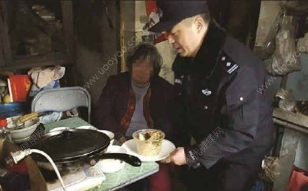 老人饿了两天阳台呼救，很饿后该怎么处理？(1)