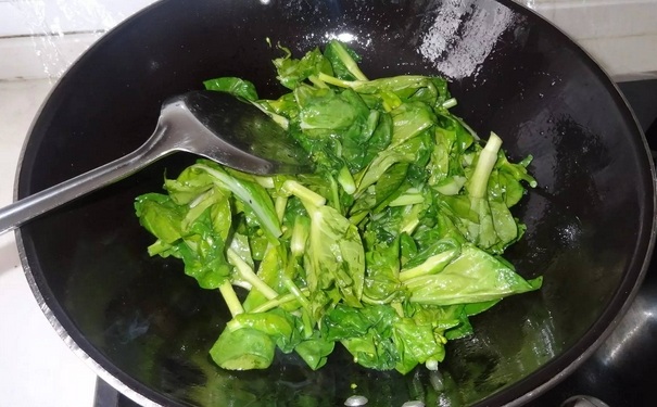 炒菜被油溅到了皮肤怎么办？油溅到皮肤上怎么办？(1)