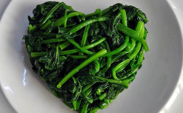 菠菜能用铁锅炒吗？铁锅能炒菠菜吗？(1)