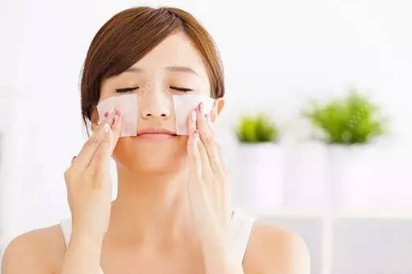 化妆水湿敷注意5个小技巧，使用不当让皮肤更干燥[图]