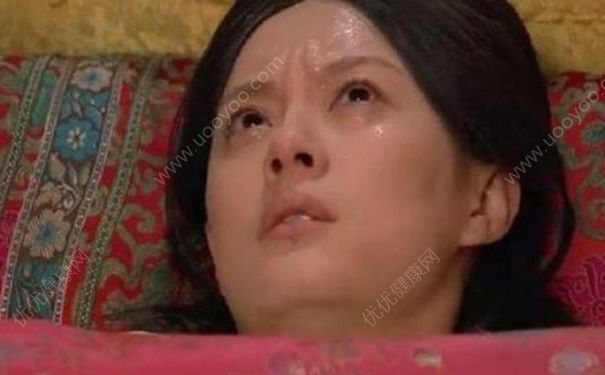 医生将胎儿塞回子宫，为什么要将胎儿塞回子宫？(1)