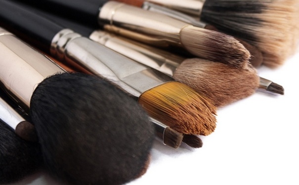 粉底刷和海绵哪个好用？粉底刷好还是海绵好用？(1)