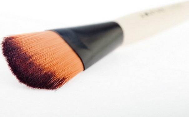 粉底刷和粉扑哪个好用？粉底刷粉扑哪个好用？(1)