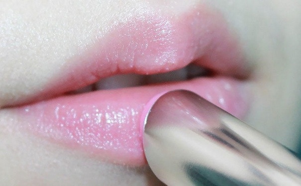 黑皮肤的人适合什么颜色的口红？唇色深适合什么口红？(1)