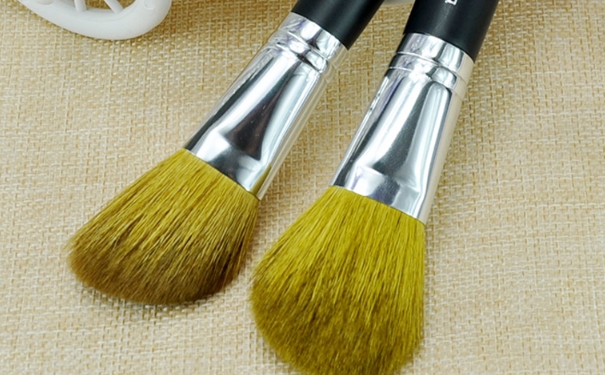 粉底液用手擦还是粉底刷好？用粉底刷好还是用手好？(1)