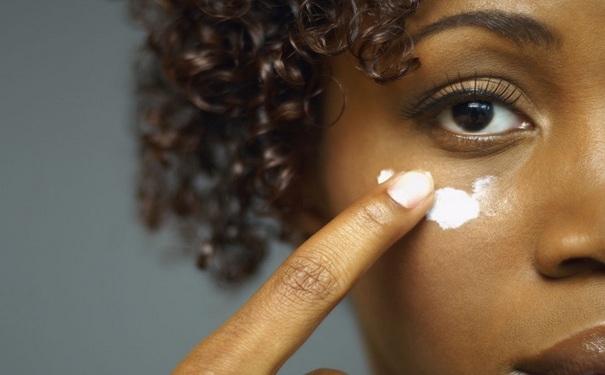 眼霜可以用来擦脸吗？眼霜可以当面霜用吗？(1)