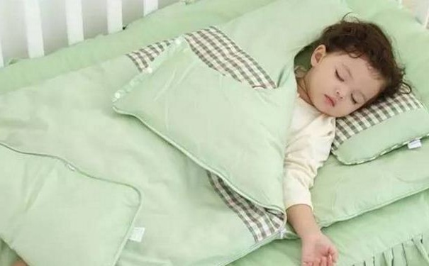 宝宝睡觉老踢被子有哪些原因？防止宝宝踢被子有哪些方法？(1)