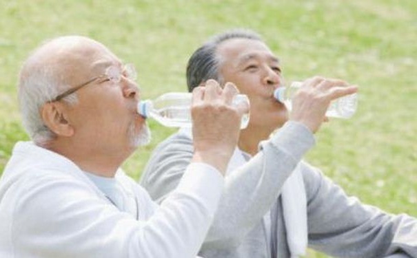 老人体内缺水有哪些危害？老年人秋季如何补水？(1)
