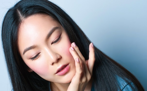 黄皮肤适合什么颜色的腮红？黄皮肤用什么颜色腮红好看？(1)