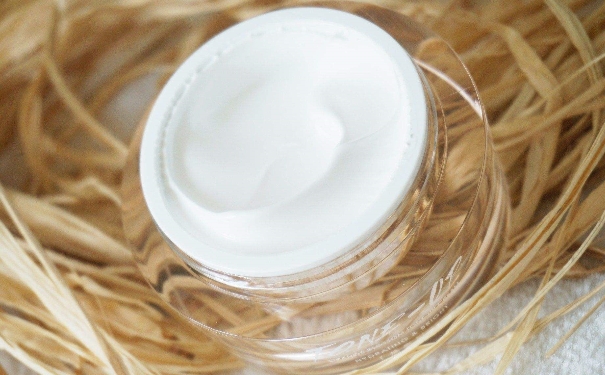 素颜霜要定妆吗？素颜霜要用散粉定妆吗？(1)