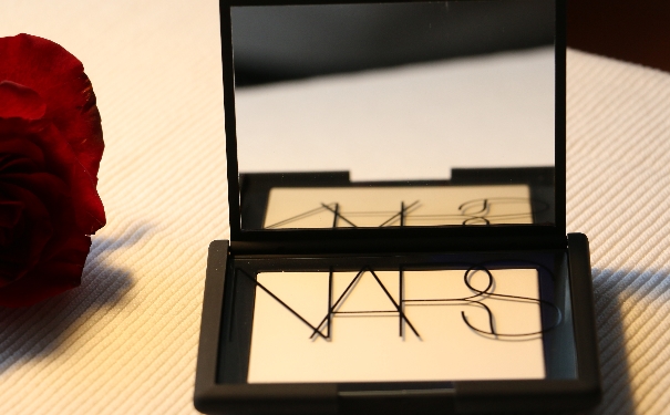 nars蜜粉和散粉哪个好？nars裸光蜜粉饼和散粉区别(1)