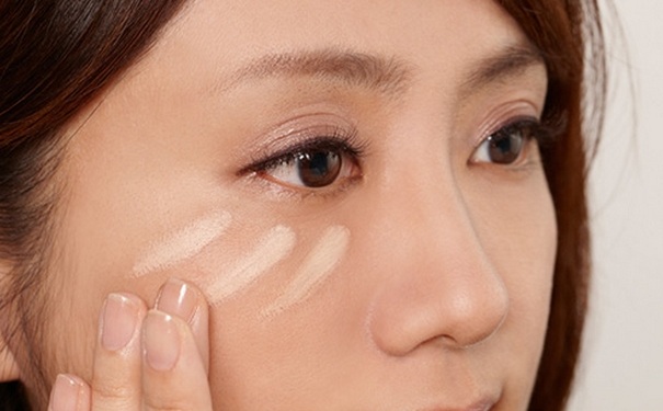 遮瑕膏和粉底液哪个先用？先用遮瑕膏还是粉底液？(1)