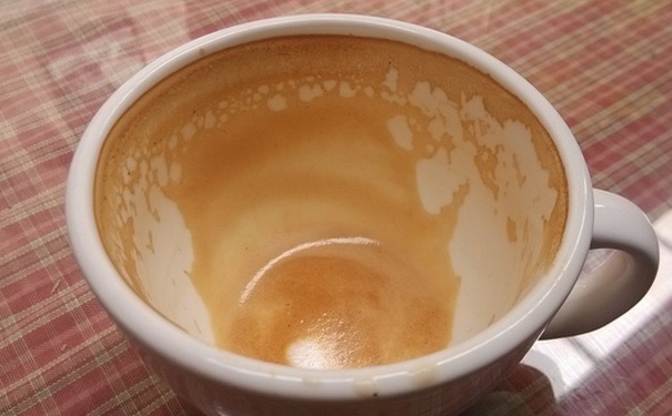 杯子里的咖啡渍怎么去除？杯子上的咖啡渍怎么洗？(1)