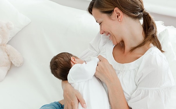 给宝宝喂奶的时候要注意什么？母乳喂养对宝宝有什么好处？(1)